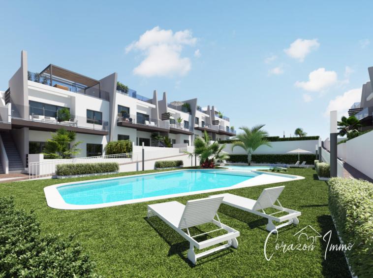 Penthouse te koop in San Miguel de Salinas - Corazon Immo - Zicht van de gemeenschappelijke tuin en zwembad iets meer uitgelicht