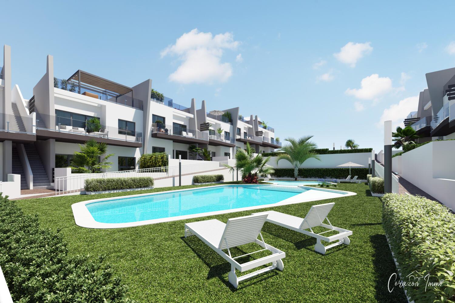 Penthouse te koop in San Miguel de Salinas - Corazon Immo - Zicht van de gemeenschappelijke tuin en zwembad iets meer uitgelicht